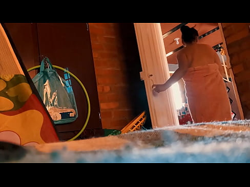 ❤️ Amcam beni duşa kadar takip ediyor, ben duş alırken beni sikiyor. Seks bizde ❤