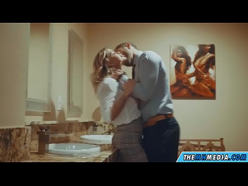 ❤️ Büyük memeli bir sarışın seni umumi tuvalette baştan çıkardığında Seks bizde ❤